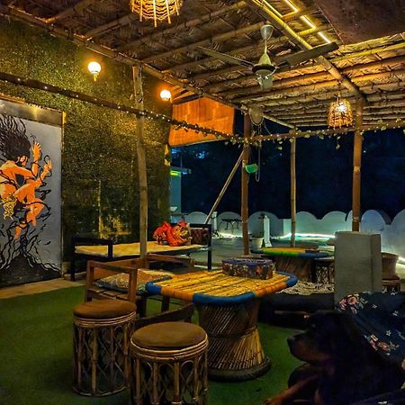 Hobbit House Hostel Рішикеш Екстер'єр фото