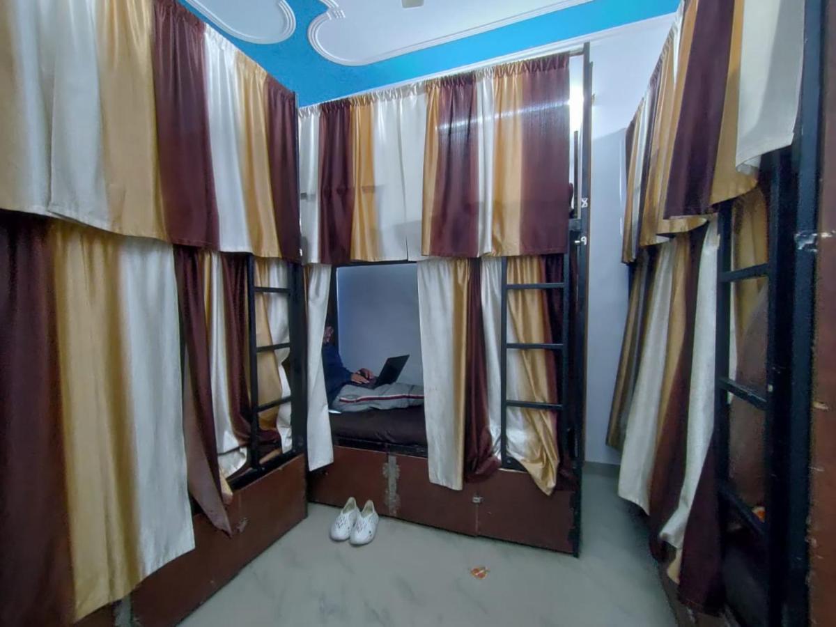 Hobbit House Hostel Рішикеш Екстер'єр фото