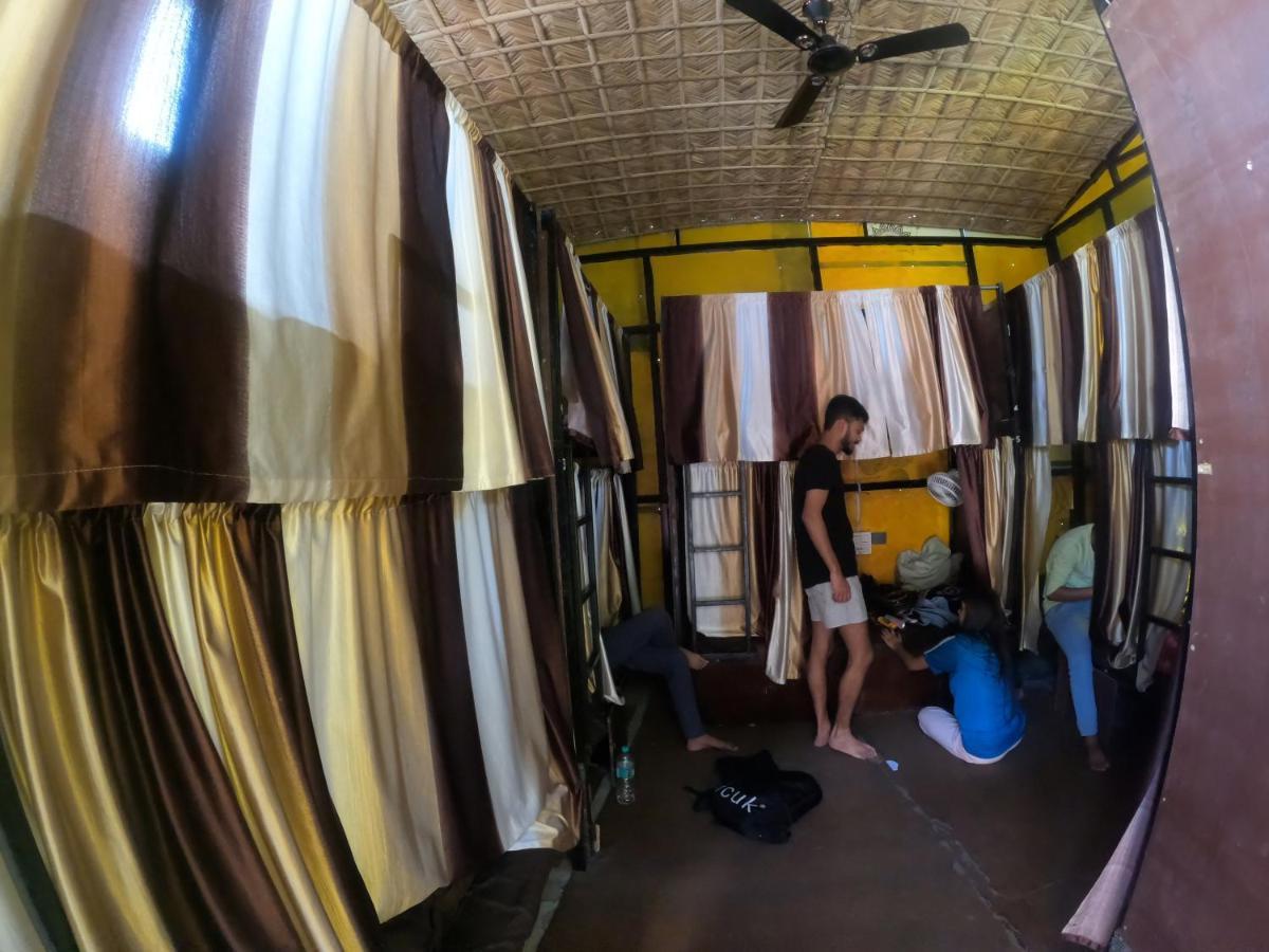 Hobbit House Hostel Рішикеш Екстер'єр фото