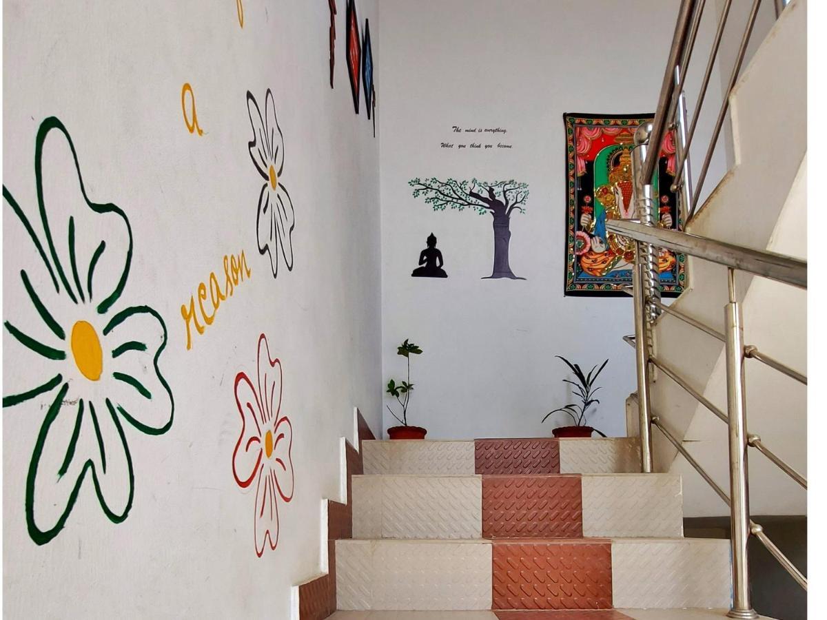 Hobbit House Hostel Рішикеш Екстер'єр фото