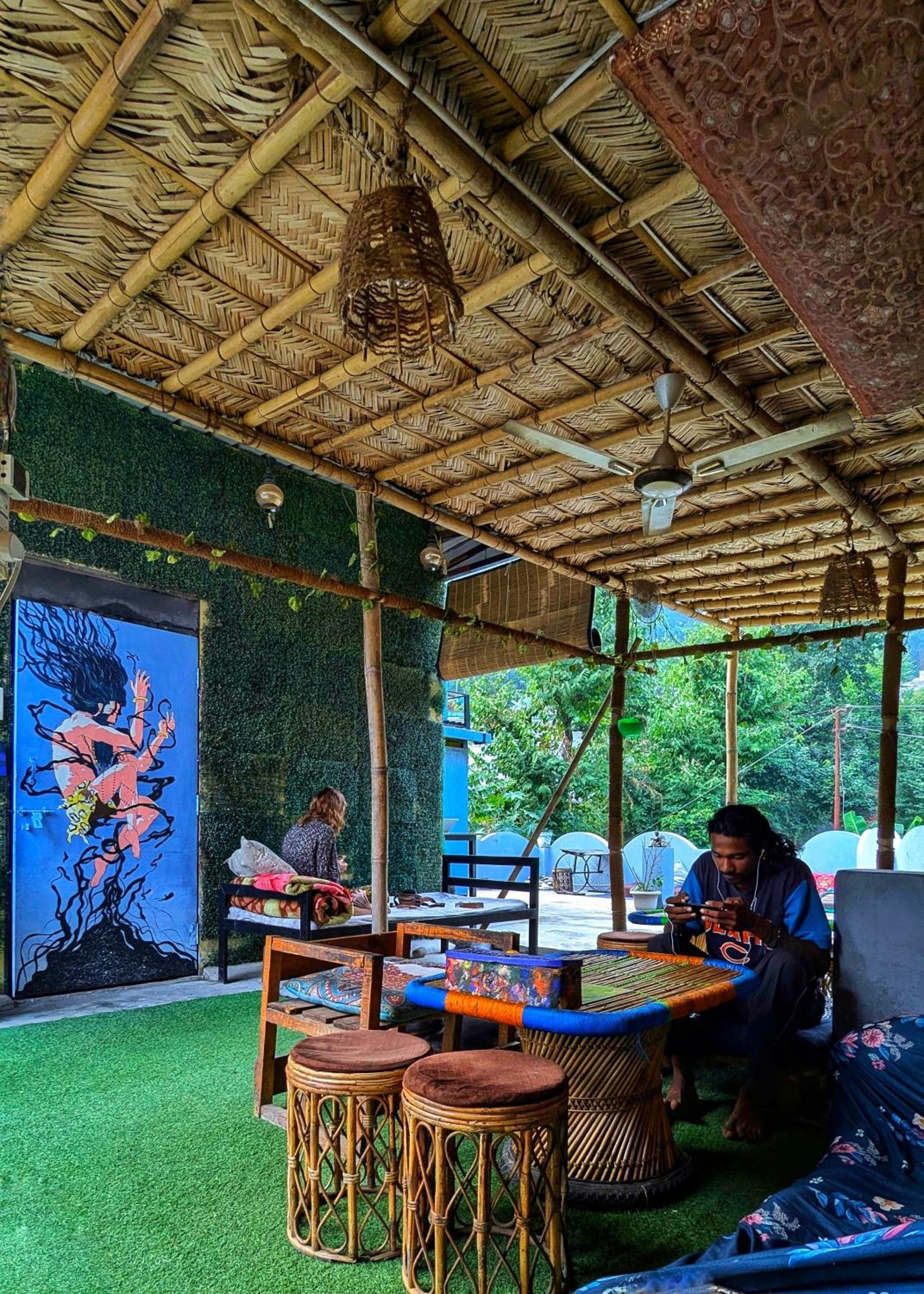 Hobbit House Hostel Рішикеш Екстер'єр фото