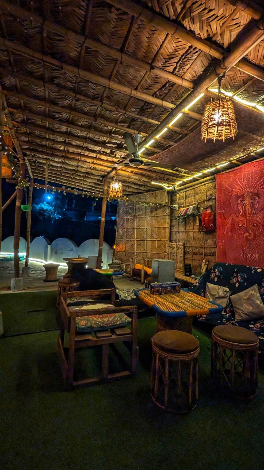 Hobbit House Hostel Рішикеш Екстер'єр фото